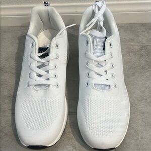 White Athletic Shoes with Breathable Design and Cushioned Sole